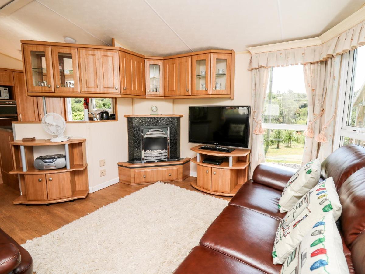 The Lodge Llanelli Extérieur photo