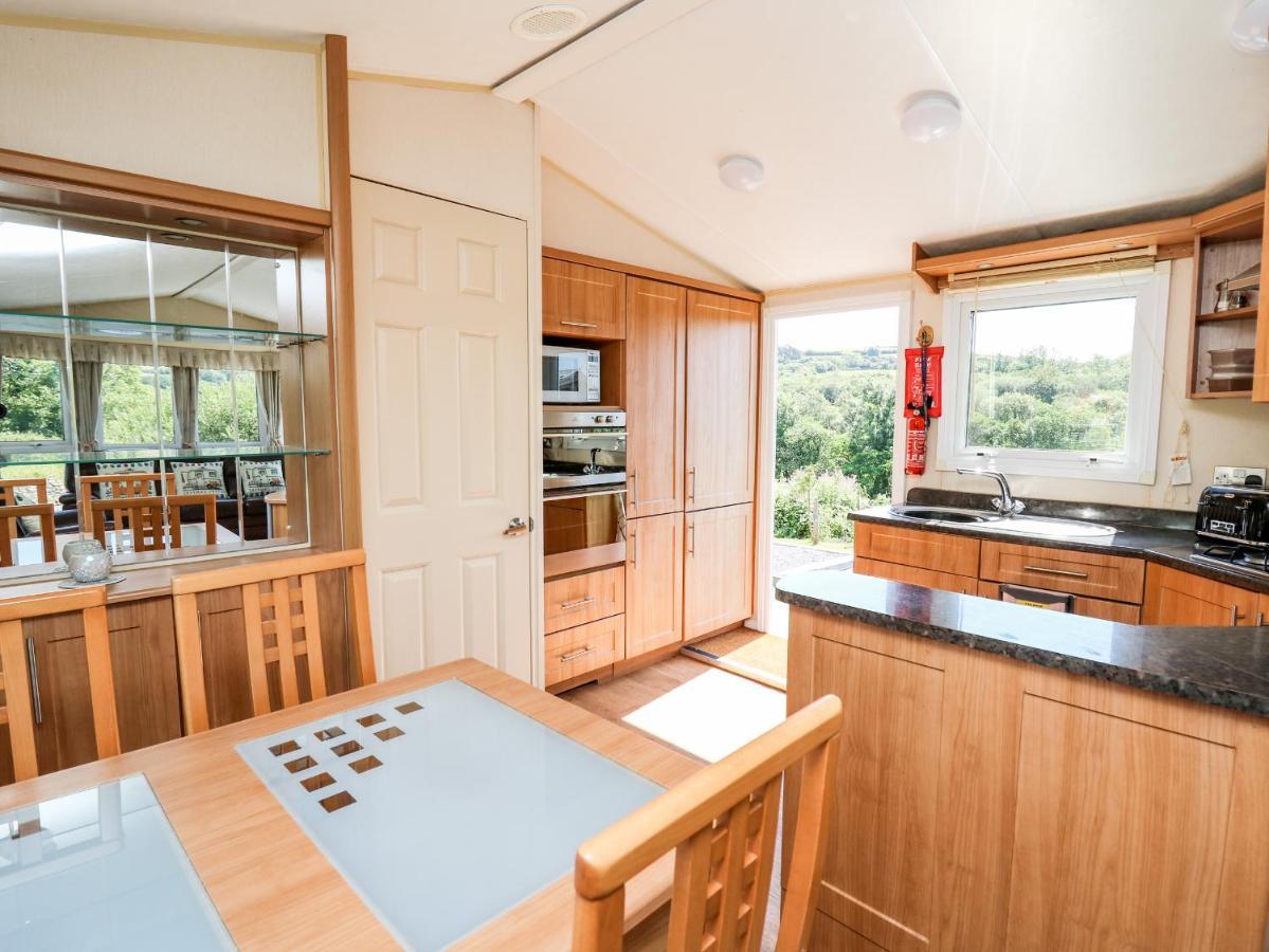 The Lodge Llanelli Extérieur photo