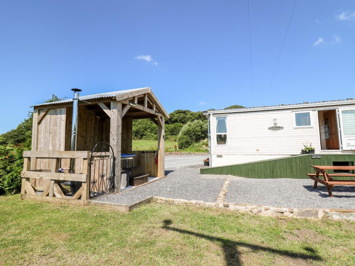 The Lodge Llanelli Extérieur photo