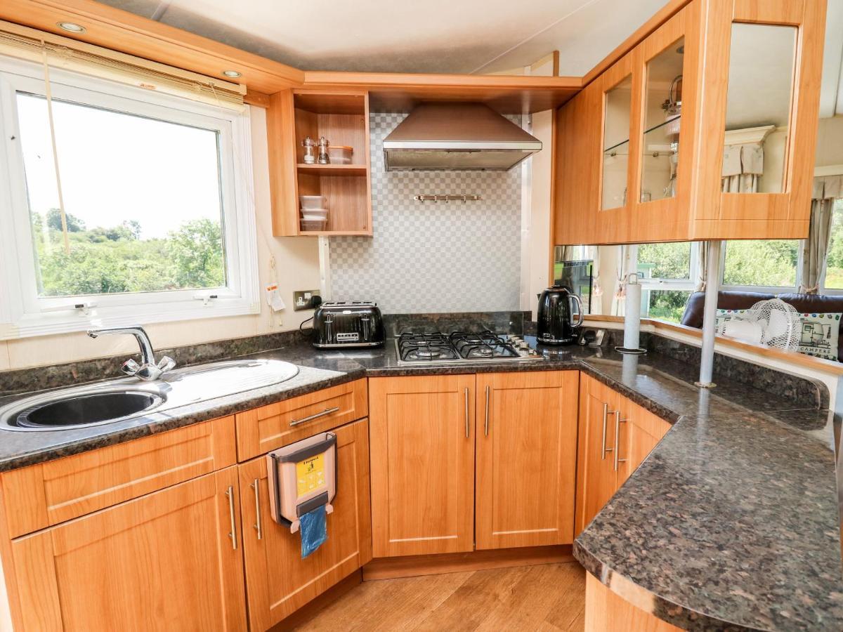 The Lodge Llanelli Extérieur photo