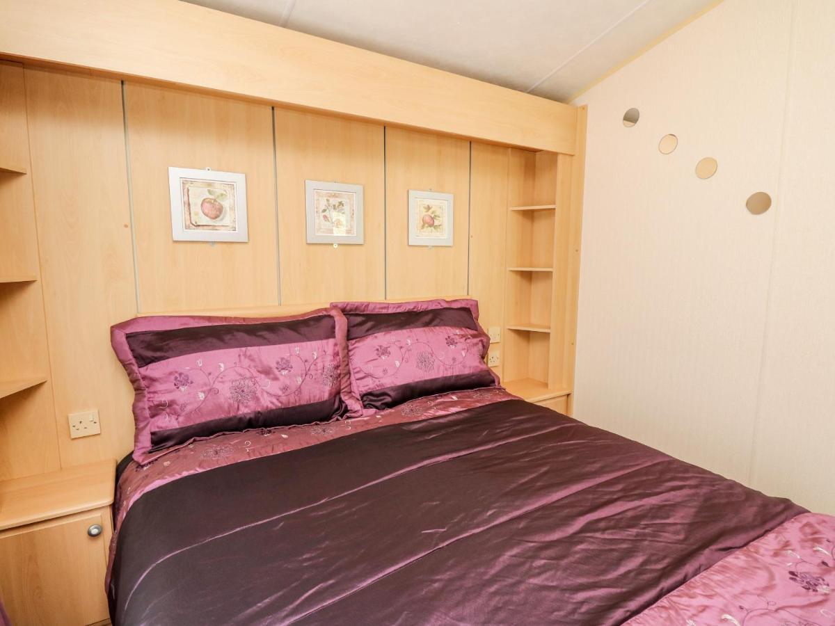 The Lodge Llanelli Extérieur photo